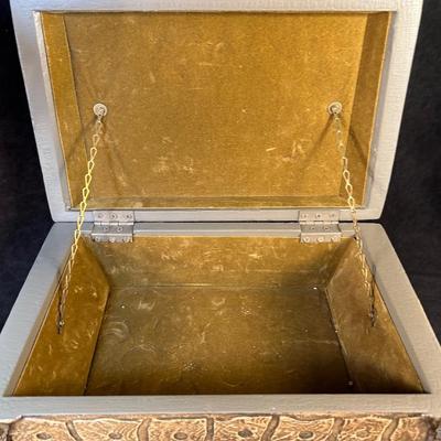 Lot 197. 3 Piece Decor Set