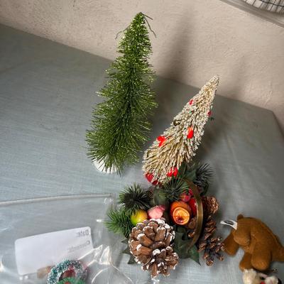 Lot 742 Christmas decor