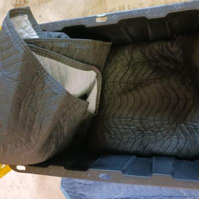 2 MOVING BLANKETS AND A STORAGE TOTE