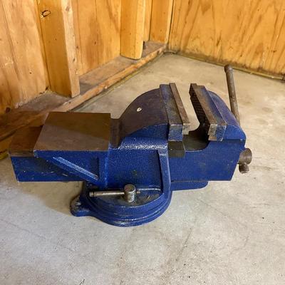 SWIVEL BASE BENCH VISE