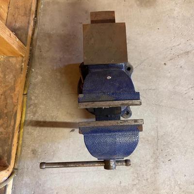 SWIVEL BASE BENCH VISE