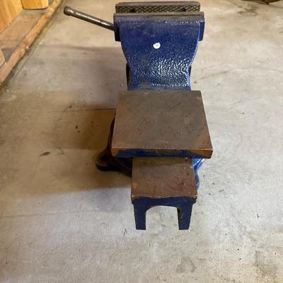 SWIVEL BASE BENCH VISE