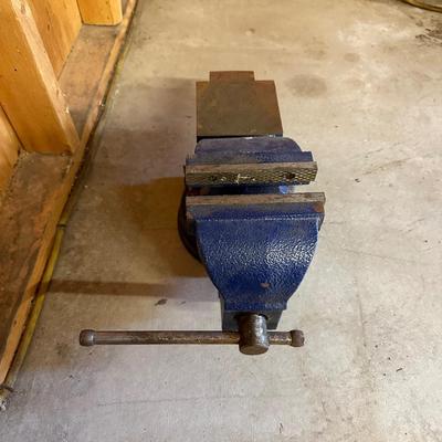 SWIVEL BASE BENCH VISE