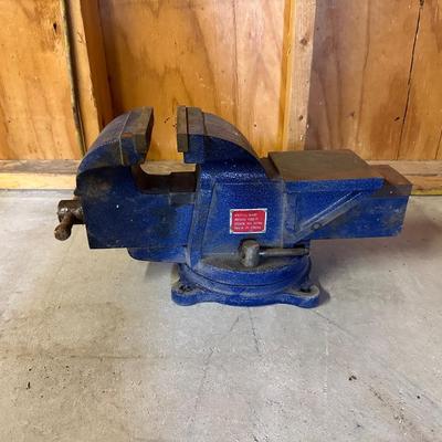 SWIVEL BASE BENCH VISE