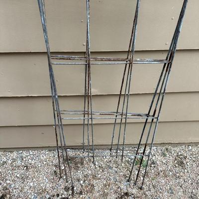 2 TRELLIS AND OTHER METAL GARDEN DECOR