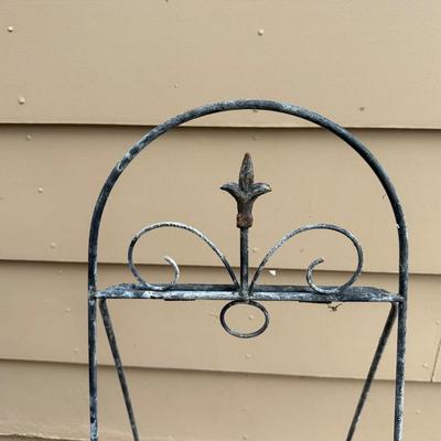 2 TRELLIS AND OTHER METAL GARDEN DECOR