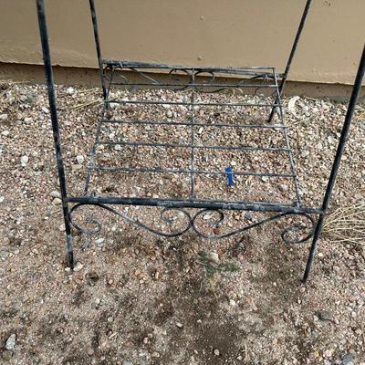 2 TRELLIS AND OTHER METAL GARDEN DECOR