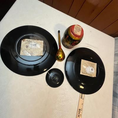 Lot 782 Russian laquored items