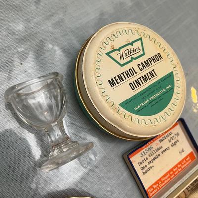 Lot 794 Vintage bathroom items