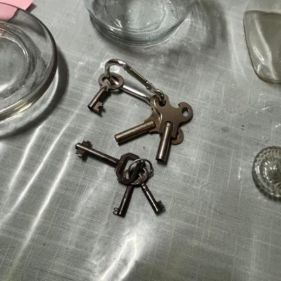 Lot 799 Antique Glass lot