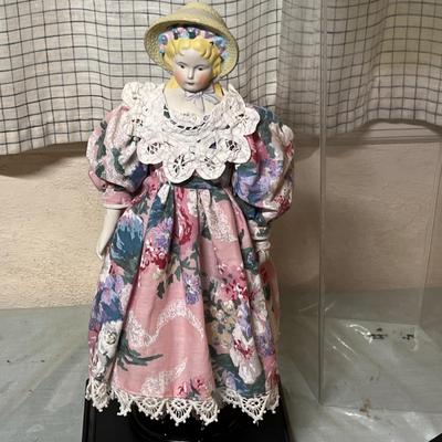 Lot 821 Ceramic doll vintage 90s
