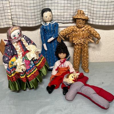 Lot 826 Cloth doll collection