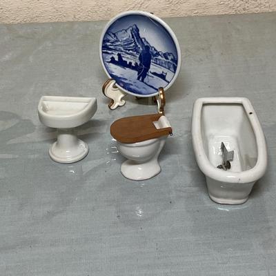 Lot 828 Doll house items