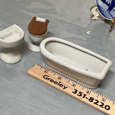 Lot 828 Doll house items