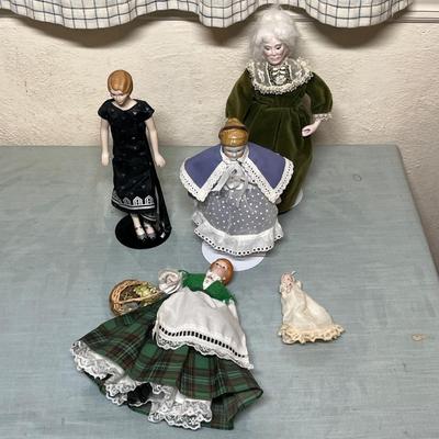 Lot 830 Old ladies dolls