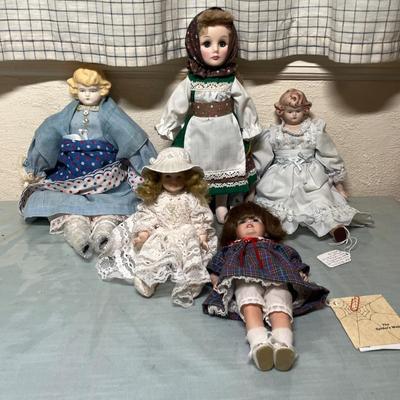 Lot 836 Lot of 5 dolls
