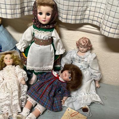 Lot 836 Lot of 5 dolls