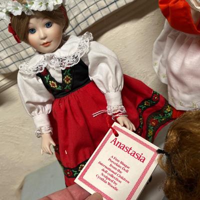 Lot 837 3 Ethnic Dolls