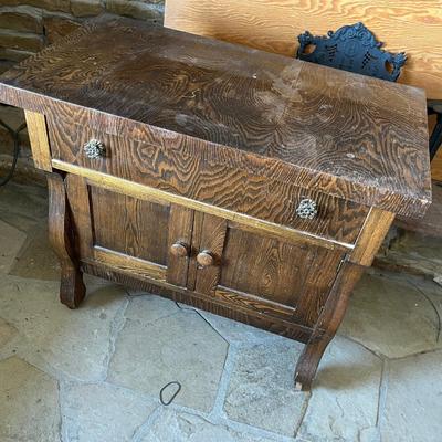 Lot 867 Antique wash stand