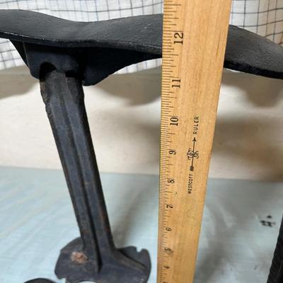 Lot 873 Shoe repair stand