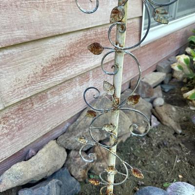 METAL WELCOME SIGN AND OTHER YARD ART