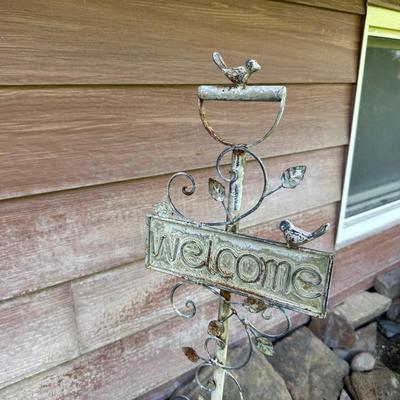 METAL WELCOME SIGN AND OTHER YARD ART