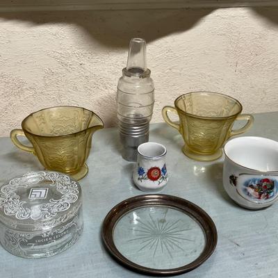 Lot 882 Misc old glassware