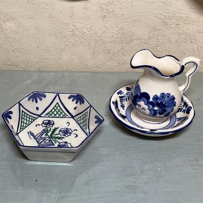 Lot 884 Blue & White China