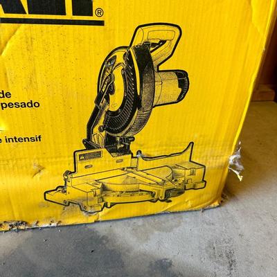 DEWALT HEAVY DUTY 10" COMPOUND MITER SAW