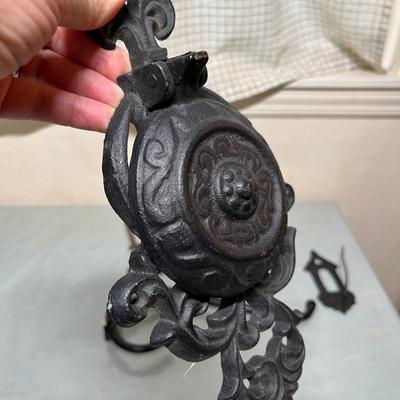 Lot 887 Cast Iron items