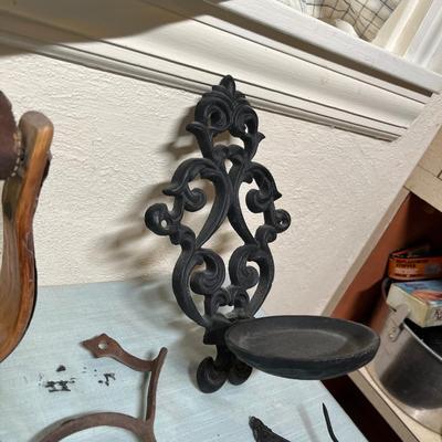 Lot 887 Cast Iron items