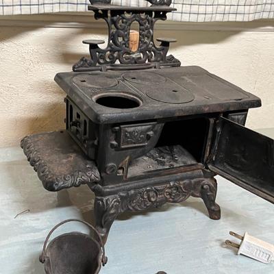 Lot 899 Queen's Child's stove