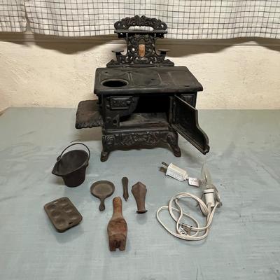 Lot 899 Queen's Child's stove