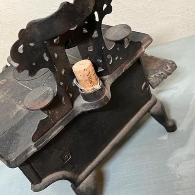 Lot 899 Queen's Child's stove