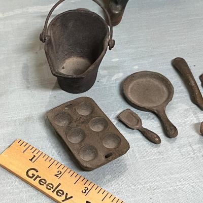 Lot 899 Queen's Child's stove