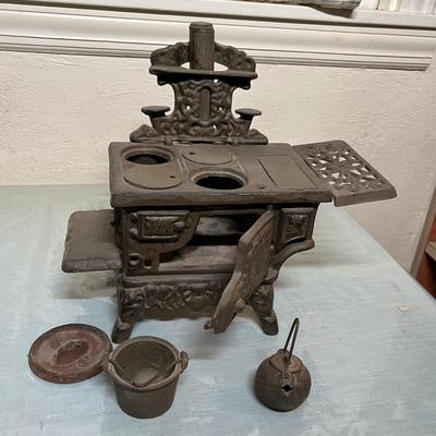 Lot 900 CI Queen's stove