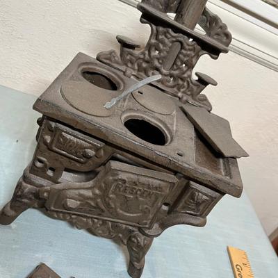 Lot 900 CI Queen's stove