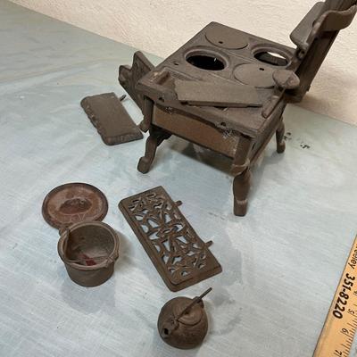 Lot 900 CI Queen's stove