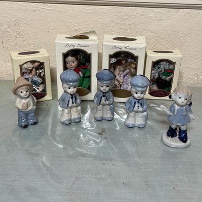Lot 904 Small dolls