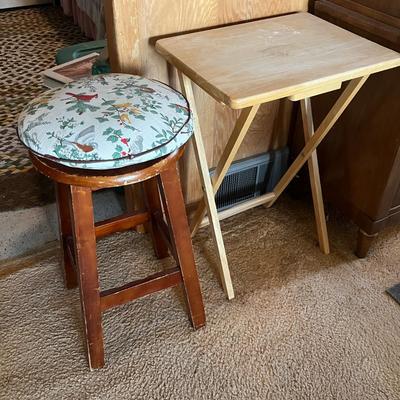 Lot 908 Stool and table