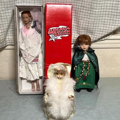 Lot 912 Lot of 3 dolls