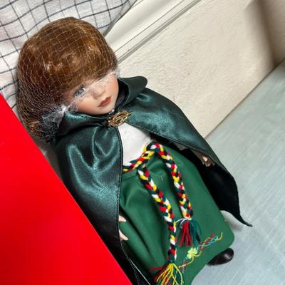 Lot 912 Lot of 3 dolls