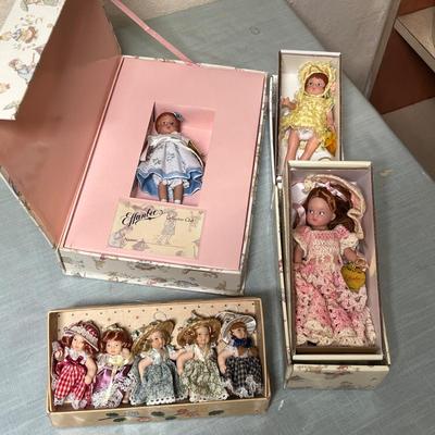 Lot 913 Boxed dolls