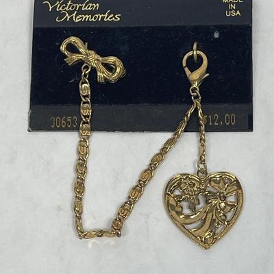 Victorian Memories Gold-tone bracelet with Heart-shaped Bangle