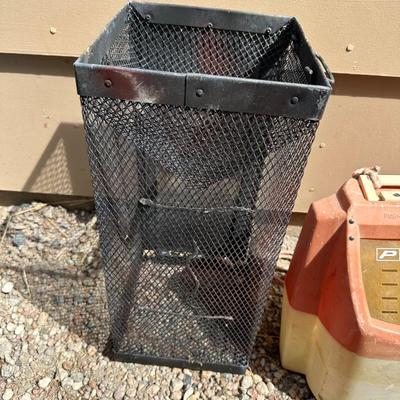 TACKLE BOX W/TACKLE, MINNOW BUCKET