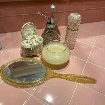 Bathroom Lot- vintage mirror