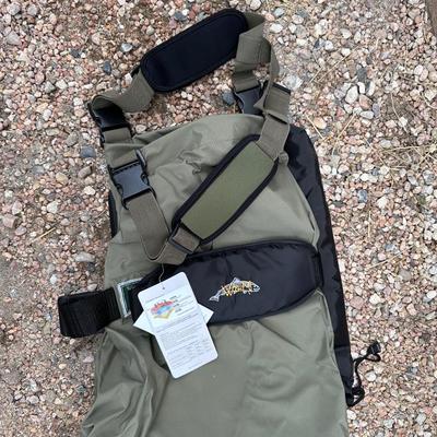 NEW BIB FISHING WADERS SIZE LARGE