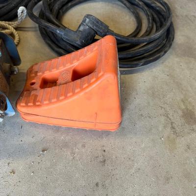 FLOOR JACK, TIRE HUGGER AND 220W CORDS