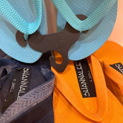3 pr XSmall flip flops