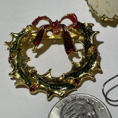 3-Vintage Christmas Pins & 1-Pair of Santa Fashion Earrings in Very Good Preowned Condition.